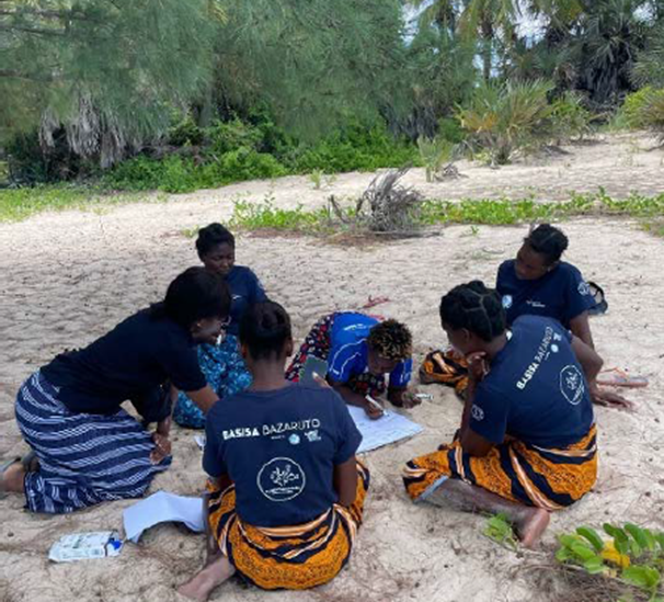 Group photo of local Mozambiquan women discussing MPA management