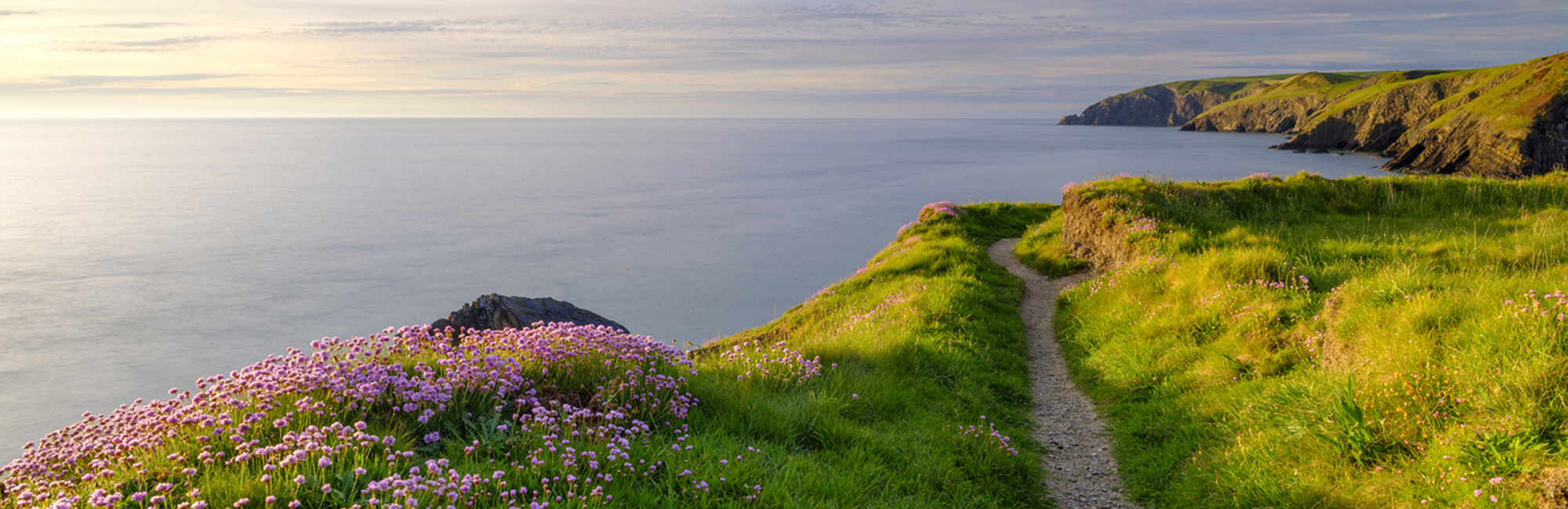 Ceibwr Bay © iStock1154936588